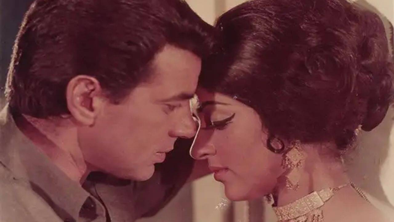 বিয়ের দিন হেমা মালিনীর ঘরে ধর্মেন্দ্র! বন্ধ দরজার ভিতর থেকে ভেসে এল...