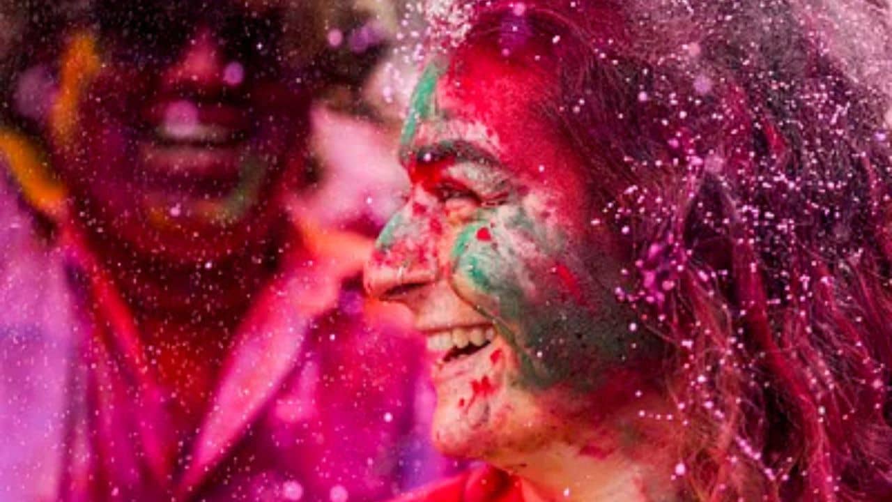 Hair Care After Holi: বারবার শ্যাম্পু করেও চুল থেকে রং উঠছে না? কী ভাবে পাবেন মুক্তি?