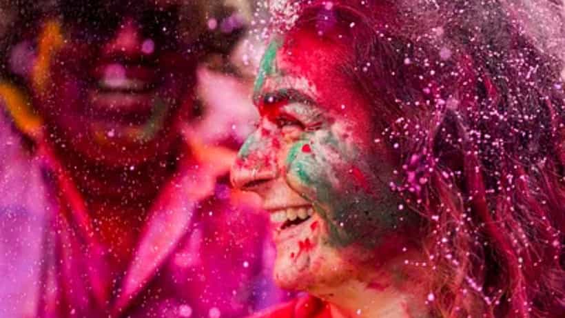 Hair Care After Holi: বারবার শ্যাম্পু করেও চুল থেকে রং উঠছে না? কী ভাবে পাবেন মুক্তি?