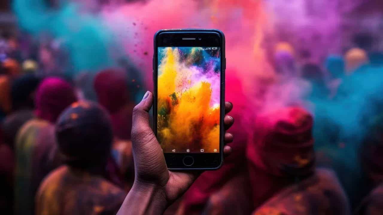 Holi 2025: দোল খেলতে গিয়ে মোবাইলে জল ঢুকে গিয়েছে? এই কাজ করলেই চালু হয়ে যাবে ফোন