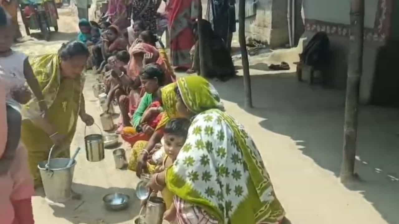 Maldah: ICDS-এর জমি দখল করে বাড়ি বানিয়ে নেওয়ার অভিযোগ TMC নেতার বিরুদ্ধে Maldah: ICDS-এর জমি দখল করে বাড়ি বানিয়ে নেওয়ার অভিযোগ TMC নেতার বিরুদ্ধে