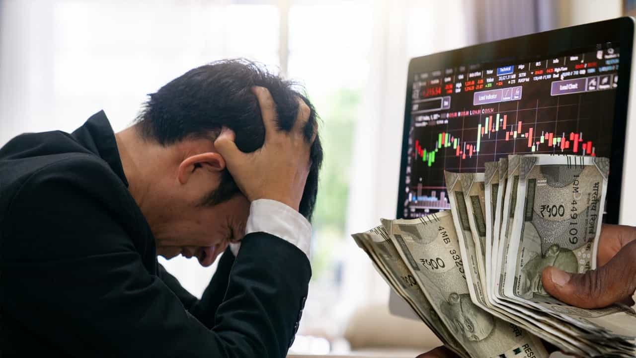 IndusInd Bank Share: বিশ্বাস করে ৪ কোটির বেশি মানুষ টাকা রেখেছিলেন এই ব্যাঙ্কে, মার যাবে না তো? IndusInd Bank Share: বিশ্বাস করে ৪ কোটির বেশি মানুষ টাকা রেখেছিলেন এই ব্যাঙ্কে, মার যাবে না তো?