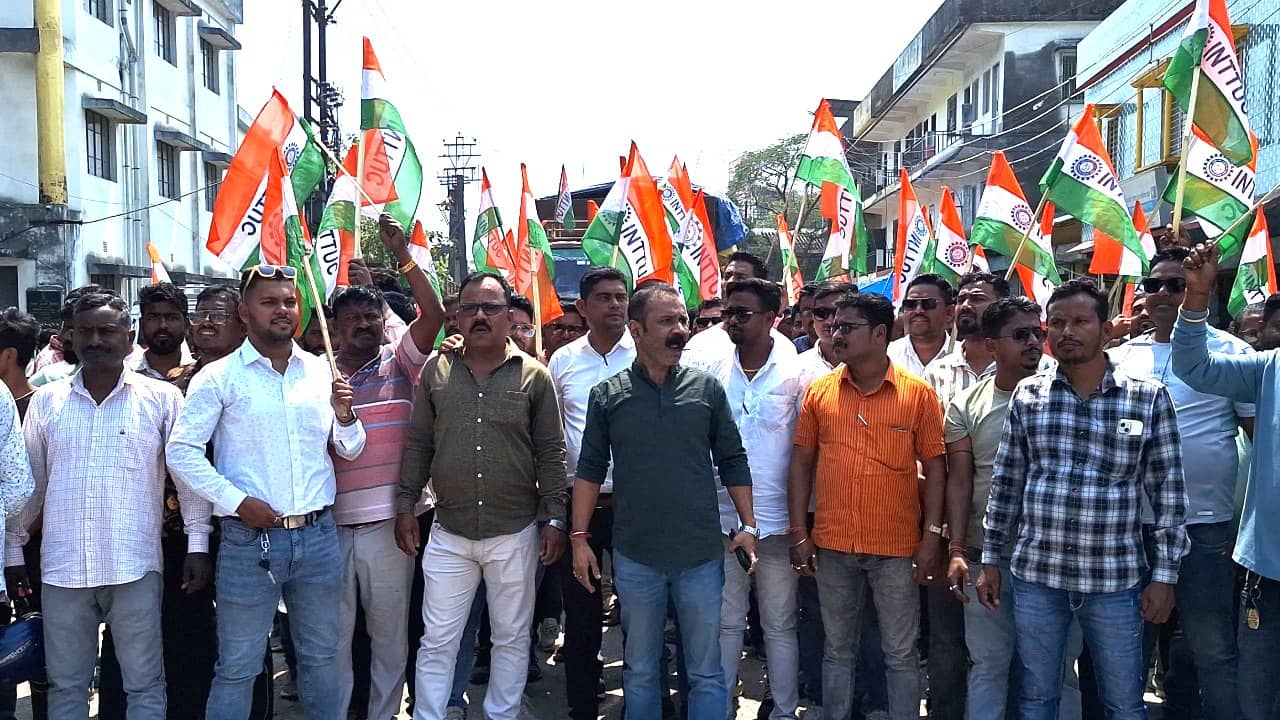 Protest in Siliguri: মেয়র পারিষদকে গ্রেফতারের দাবি, থানা ঘেরাও দলেরই কর্মীদের, উত্তাল শিলিগুড়ি