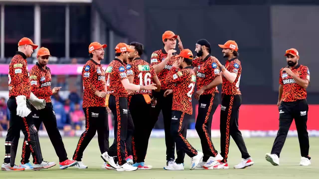 IPL 2025 Points Table: পয়েন্ট টেবলে কামিন্সের আর্মির রাজ, জমে উঠছে অরেঞ্জ-পার্পল ক্যাপের লড়াই