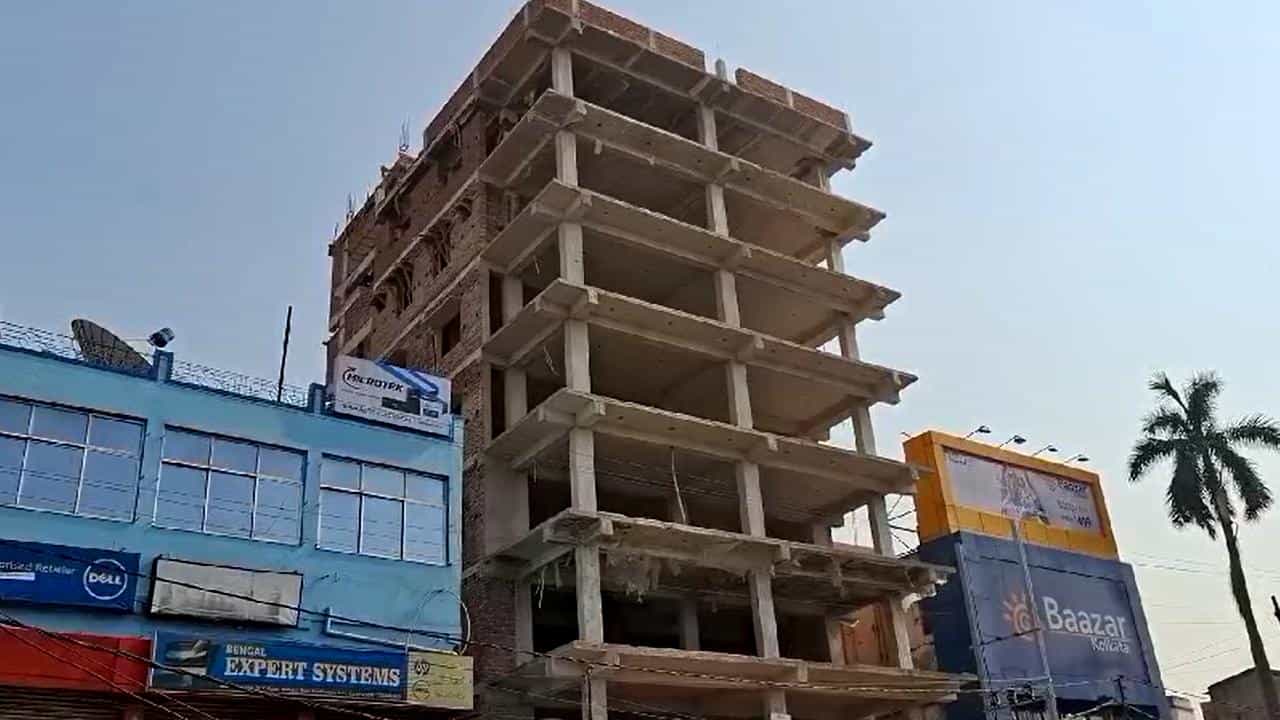 Bardhaman: আটতলা বাড়ি পুরোটাই ভেঙে ফেলতে হবে, পুরসভা ১৫ দিনের ডেডলাইন দিতেই আদালতে মালিক Bardhaman: আটতলা বাড়ি পুরোটাই ভেঙে ফেলতে হবে, পুরসভা ১৫ দিনের ডেডলাইন দিতেই আদালতে মালিক