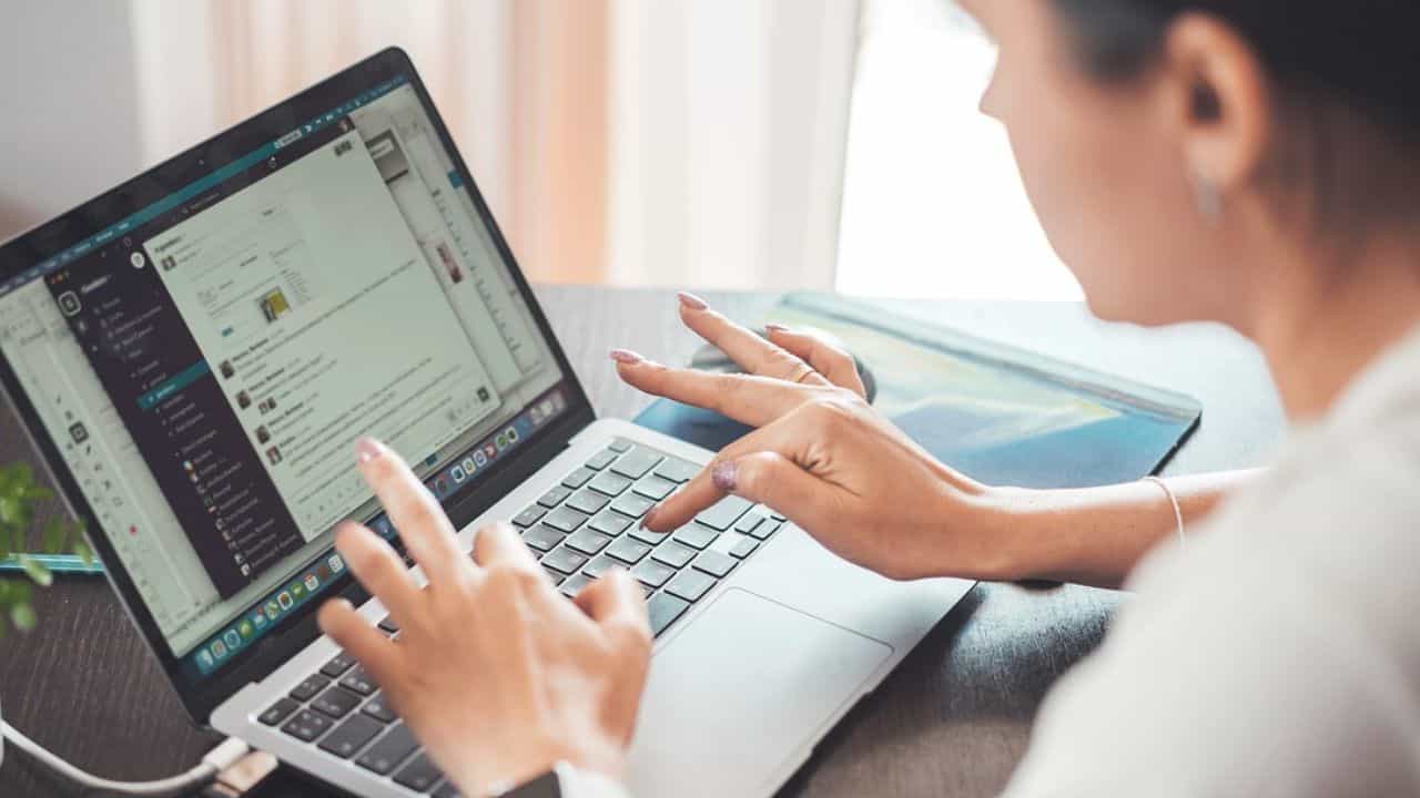 আপনার Email, Social Media ঘাঁটতে পারবেন আয়কর আধিকারিকরা! নতুন বিল ঘিরে তোলপাড় শুরু