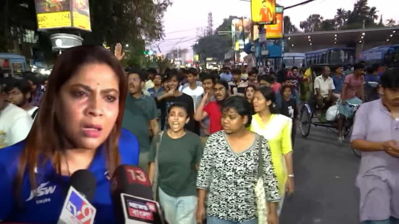Jadavpur: 'মুখ্যমন্ত্রীর কাছে যাক...', পথ আটকে যাদবপুরের ছাত্রদের প্রতিবাদ! ক্ষেপে গিয়ে ব্যারিকেড ভাঙল নিত্যযাত্রীরা Jadavpur: 'মুখ্যমন্ত্রীর কাছে যাক...', পথ আটকে যাদবপুরের ছাত্রদের প্রতিবাদ! ক্ষেপে গিয়ে ব্যারিকেড ভাঙল নিত্যযাত্রীরা