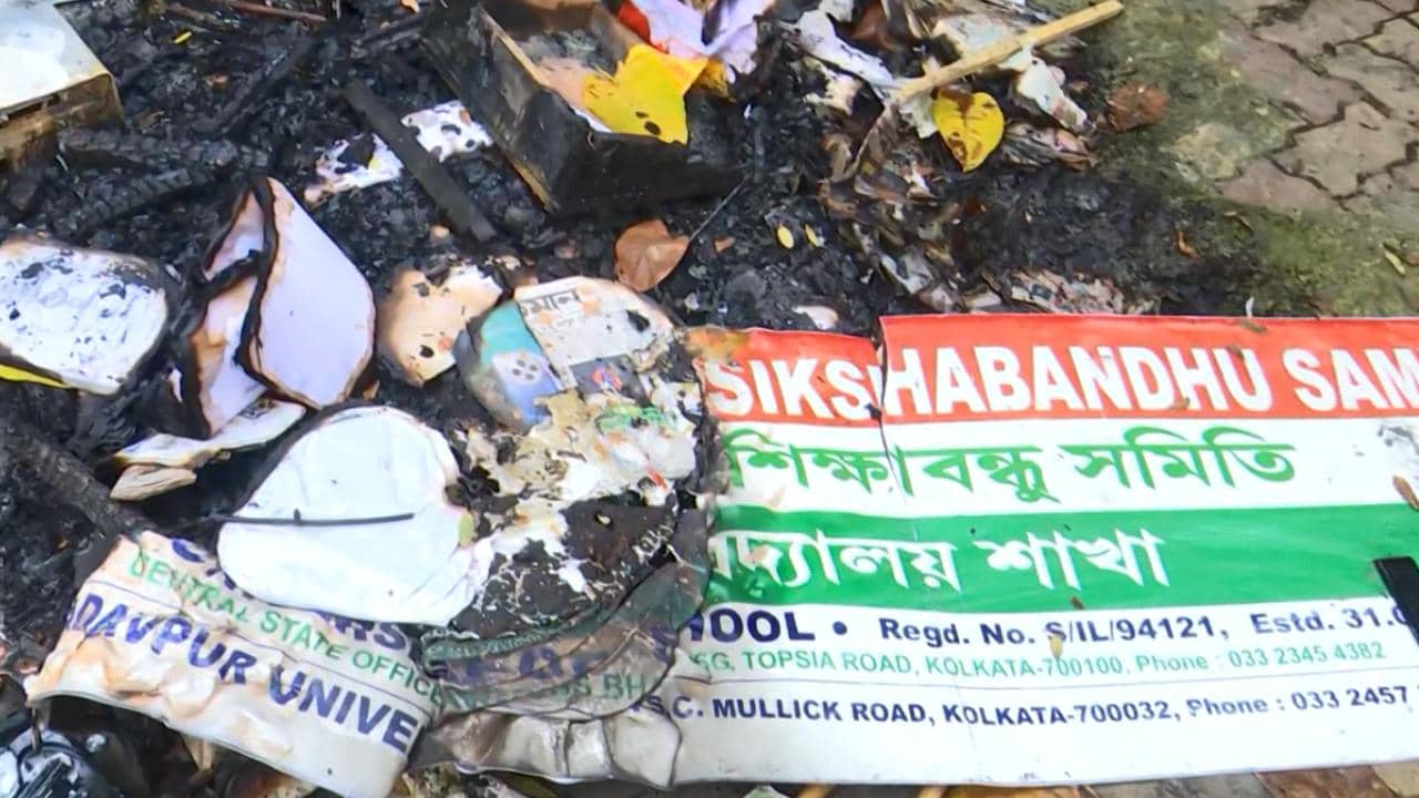 Jadavpur University: সকাল থেকে থমথমে যাদবপুর, ৫ FIR, গ্রেফতার ১! এখনও ধোঁয়া বেরচ্ছে TMC-র অফিস থেকে