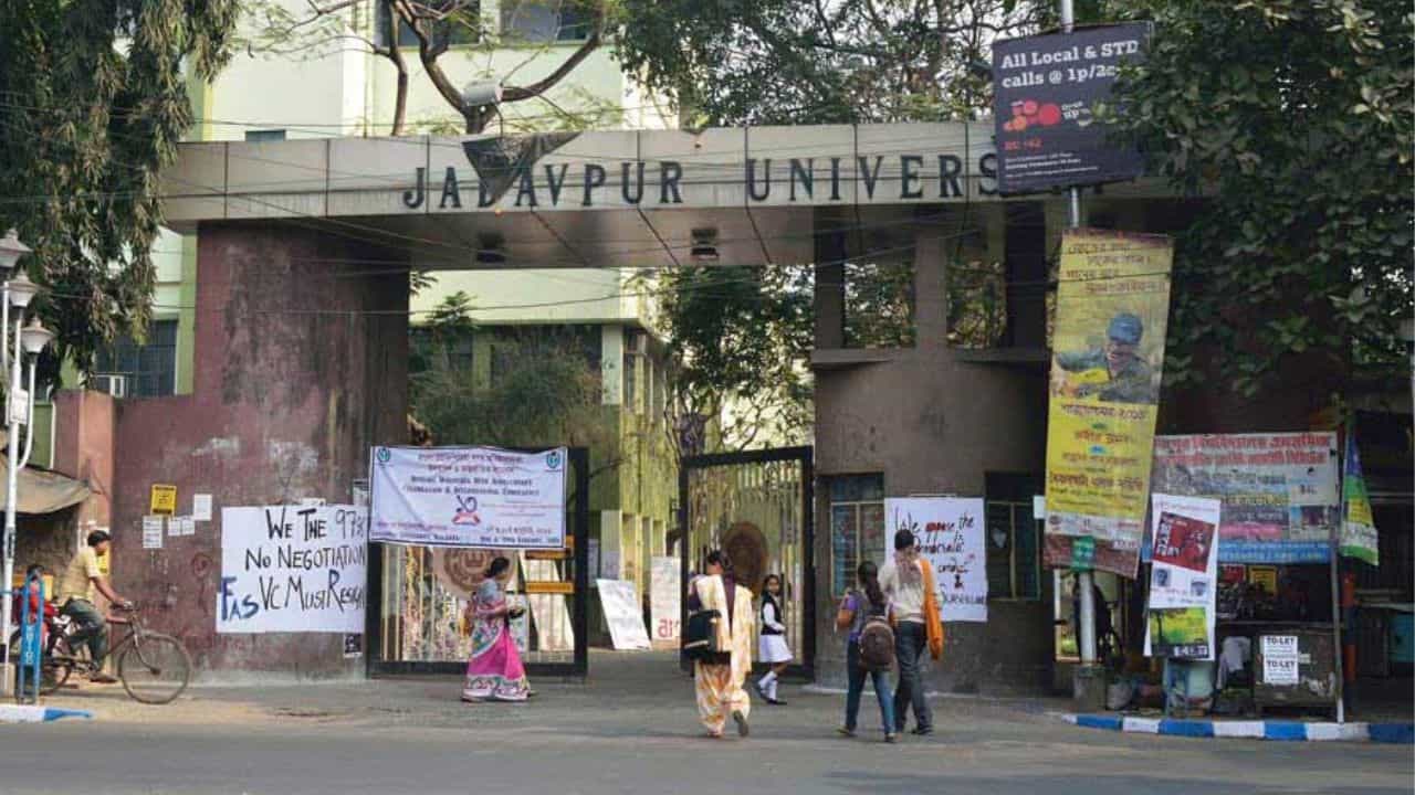Jadavpur University: এবার কি সারক্ষণ নজরে থাকবে যাদবপুর বিশ্ববিদ্যালয়? কর্তৃপক্ষের কাছে গেল পুলিশের চিঠি Jadavpur University: এবার কি সারক্ষণ নজরে থাকবে যাদবপুর বিশ্ববিদ্যালয়? কর্তৃপক্ষের কাছে গেল পুলিশের চিঠি