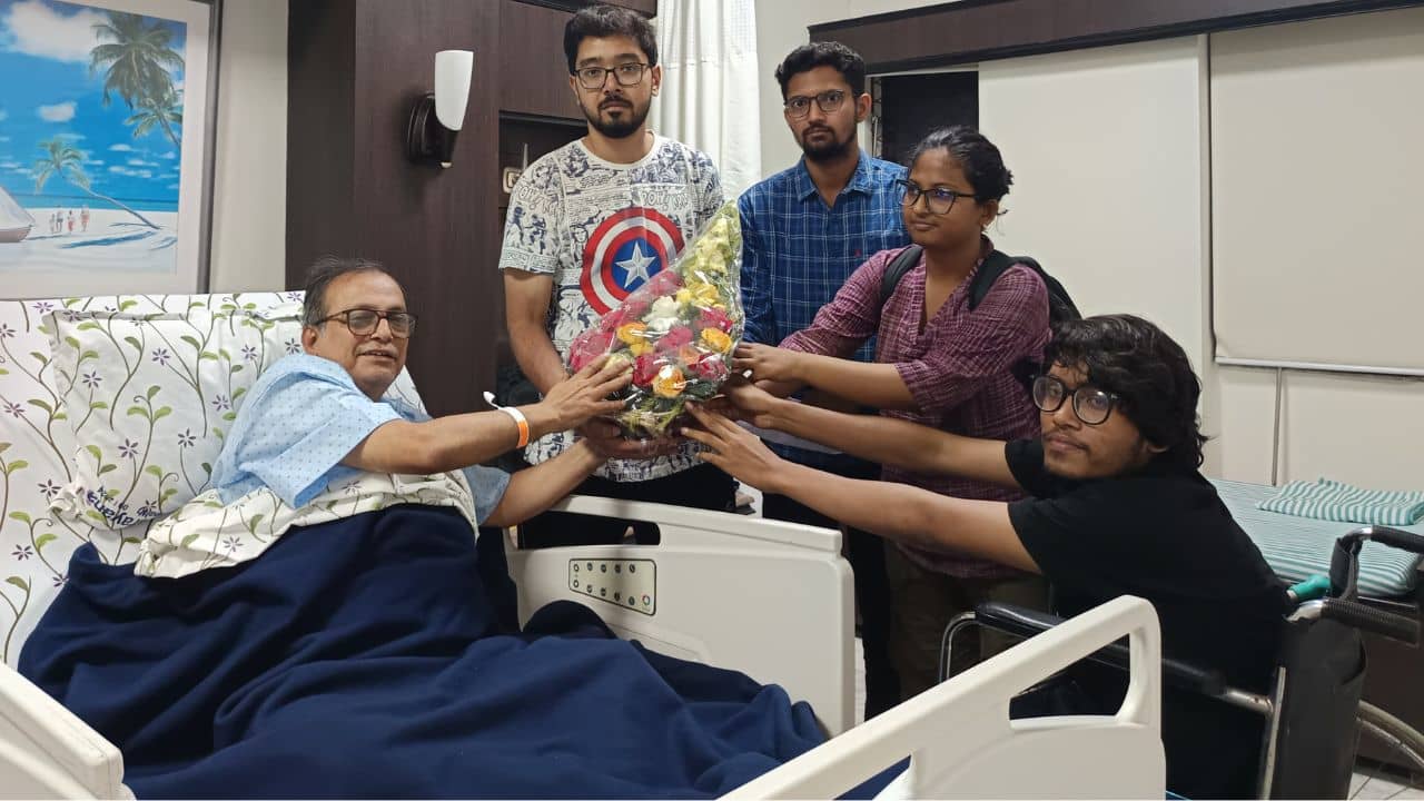 Jadavpur University: আলোচনার দাবিতে অনড়, উপাচার্যের সঙ্গে দেখা করতে হাসপাতালে যাদবপুরের পড়ুয়ারা
