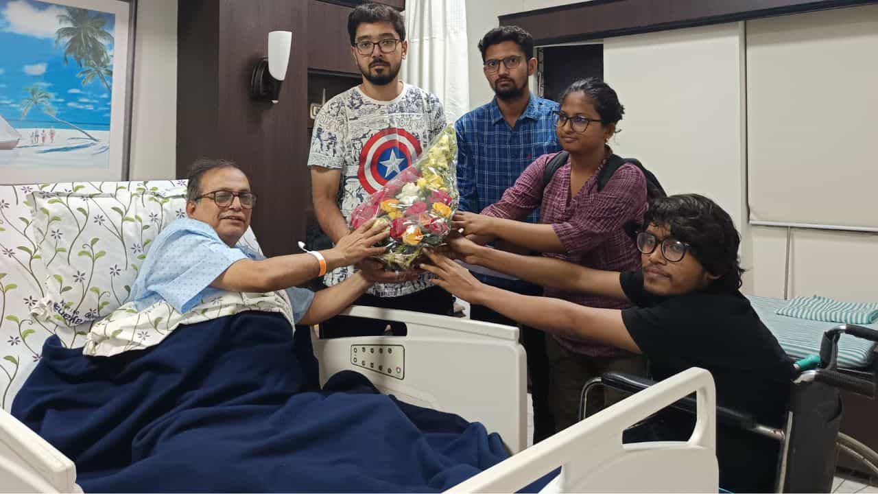 Jadavpur University: আলোচনার দাবিতে অনড়, উপাচার্যের সঙ্গে দেখা করতে হাসপাতালে যাদবপুরের পড়ুয়ারা Jadavpur University: আলোচনার দাবিতে অনড়, উপাচার্যের সঙ্গে দেখা করতে হাসপাতালে যাদবপুরের পড়ুয়ারা