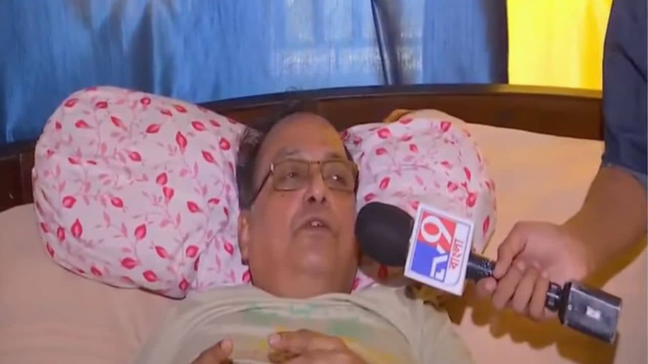 Jadavpur University: আমাকে কেউ ইনভল্ভ করতে চাইছে না..., বিছানায় শুয়েই বললেন যাদবপুরের ভারপ্রাপ্ত উপাচার্য