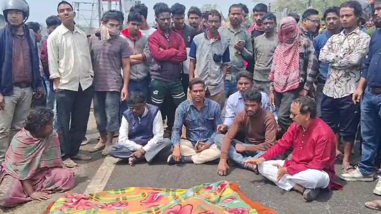 Jalpaiguri Accident: চিপস কিনতে যাচ্ছিল, দশ চাকার রাক্ষুসে লরি পিষল ৫ বছরের অভিকে Jalpaiguri Accident: চিপস কিনতে যাচ্ছিল, দশ চাকার রাক্ষুসে লরি পিষল ৫ বছরের অভিকে