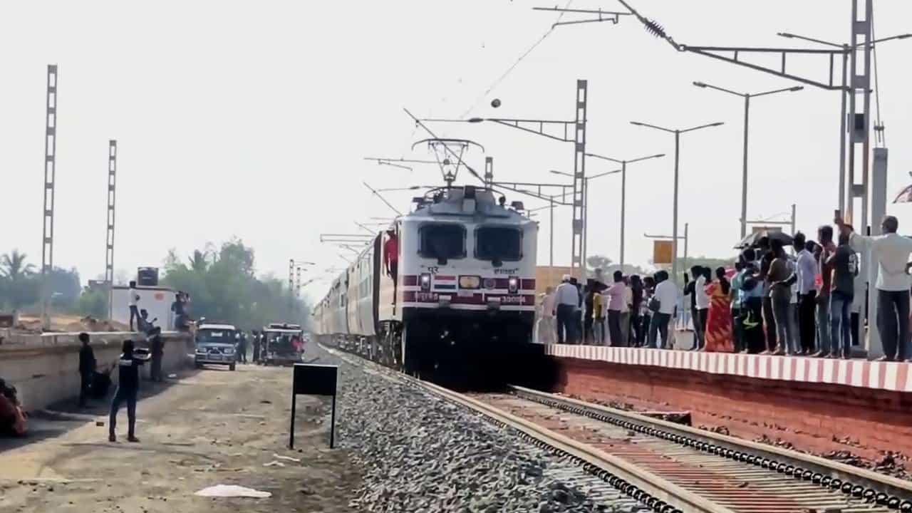 Train in Jayrambati: জট কাটিয়ে 'মায়ের গাঁ' জয়রামবাটিতে গড়াল রেলের চাকা, এক্সপ্রেসের দাবি পৌঁছাল দিল্লির দরবারে Train in Jayrambati: জট কাটিয়ে 'মায়ের গাঁ' জয়রামবাটিতে গড়াল রেলের চাকা, এক্সপ্রেসের দাবি পৌঁছাল দিল্লির দরবারে