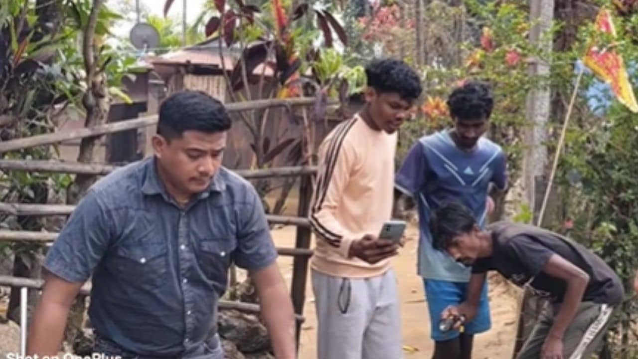 Snake Recover: কালো-লম্বা এটা কী! চোখ ঘষতে-ঘষতে বাড়ি উঠোনে তাকাতেই চমকে গেলেন সকলে