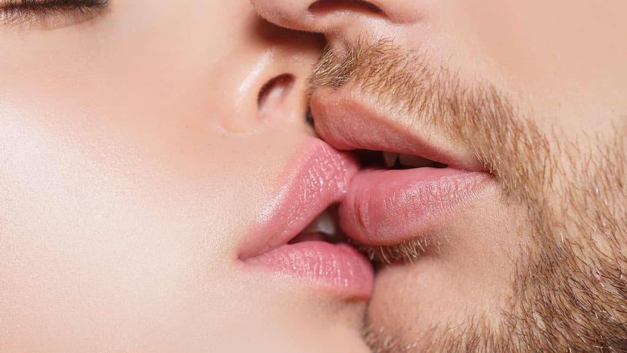 Kissing to Unknown Person: স্বপ্নের মধ্যেই যাকে তাকে চুমু খাচ্ছেন? এর অর্থ জানলে চমকে যাবেন!