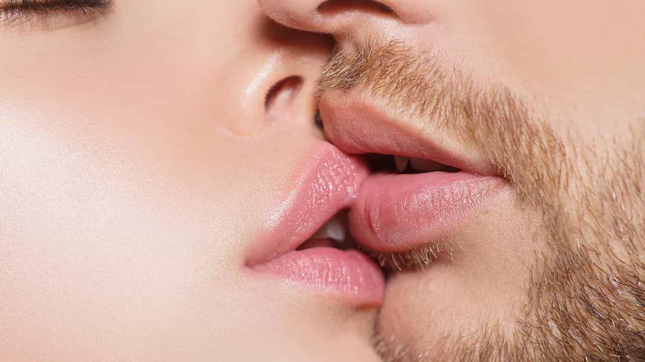Kissing to Unknown Person: স্বপ্নের মধ্যেই যাকে তাকে চুমু খাচ্ছেন? এর অর্থ জানলে চমকে যাবেন! Kissing to Unknown Person: স্বপ্নের মধ্যেই যাকে তাকে চুমু খাচ্ছেন? এর অর্থ জানলে চমকে যাবেন!