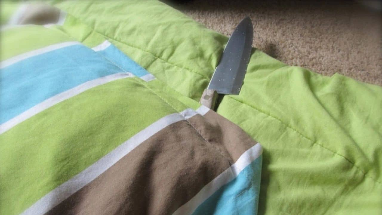 বালিশের নীচে ছুরি নিয়ে শুলেই কেল্লাফতে! কী কী হয় জানেন?