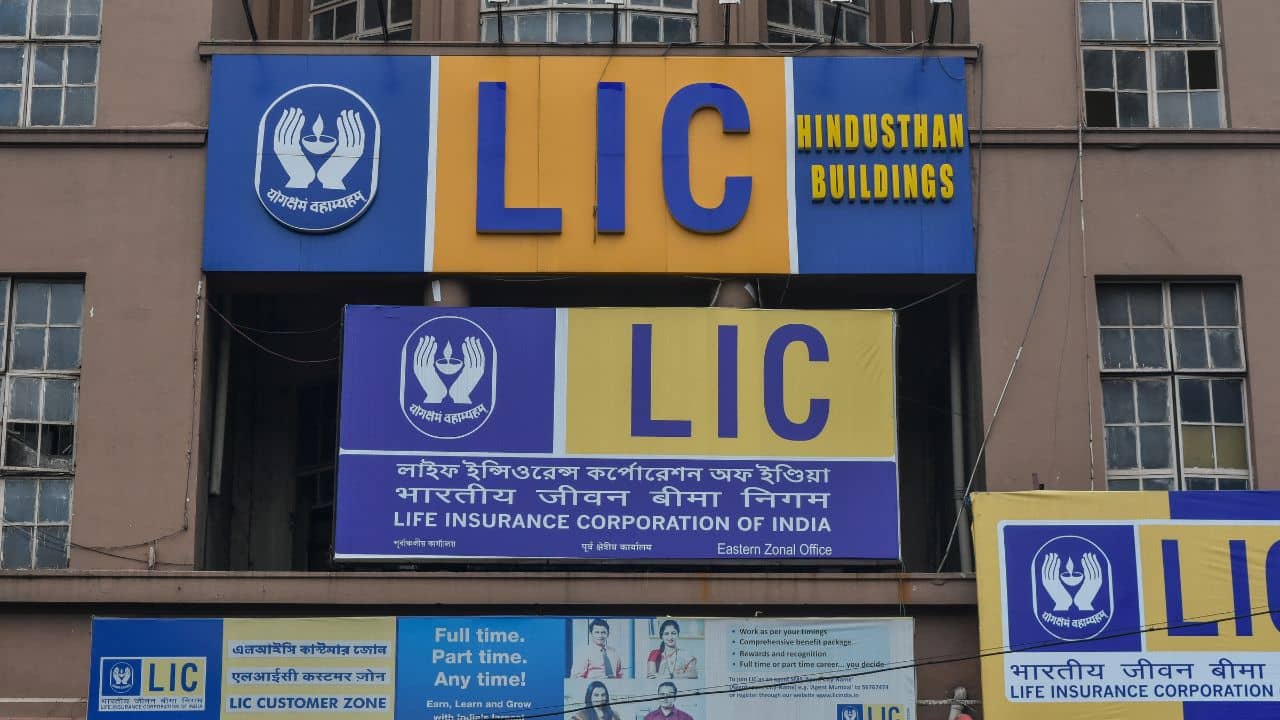 LIC Share Price: ভরসা হারাচ্ছে LIC! জানেন মাত্র দুমাসেই লগ্নিকারীদের কত টাকা ডোবাল বিমা সংস্থা? শুনলে চমকে উঠবেন...