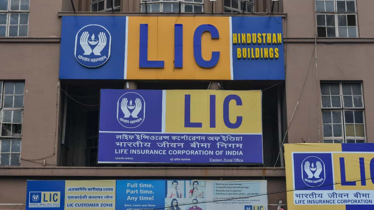 LIC Share Price: ভরসা 'হারাচ্ছে' LIC! জানেন মাত্র দু'মাসেই লগ্নিকারীদের কত টাকা ডোবাল বিমা সংস্থা? শুনলে চমকে উঠবেন... LIC Share Price: ভরসা 'হারাচ্ছে' LIC! জানেন মাত্র দু'মাসেই লগ্নিকারীদের কত টাকা ডোবাল বিমা সংস্থা? শুনলে চমকে উঠবেন...