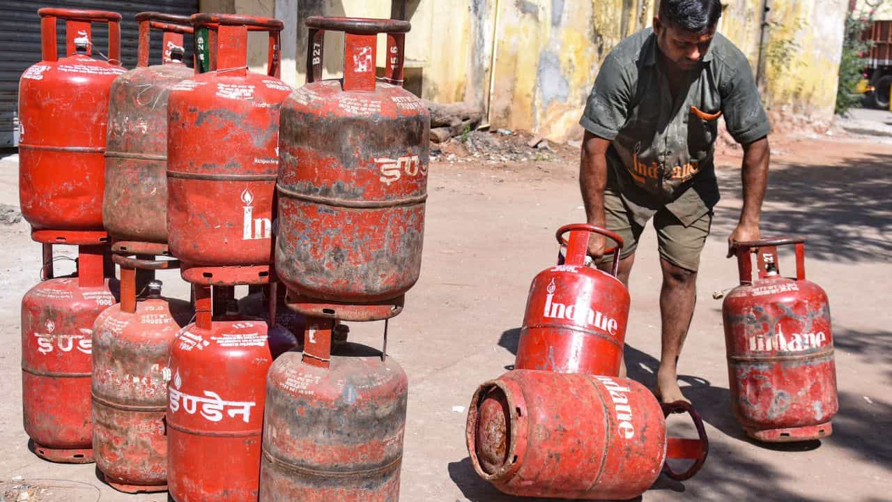 LPG Price: একধাক্কায় ৪১ টাকা কমল রান্নার গ্যাসের দাম, কলকাতায় কত দাম জেনে নিন LPG Price: একধাক্কায় ৪১ টাকা কমল রান্নার গ্যাসের দাম, কলকাতায় কত দাম জেনে নিন