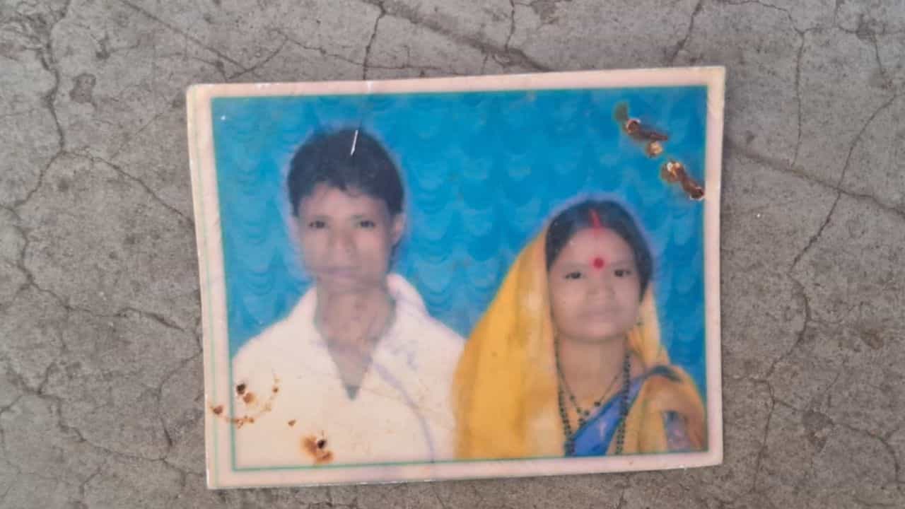 Asansol: রাতে সাউন্ড বক্সের আওয়াজে কিছুই শুনতে পায়নি তিন মেয়ে, সকালে বাবা-মার ঘরে ঢুকে শিউরে ওঠে তারা Asansol: রাতে সাউন্ড বক্সের আওয়াজে কিছুই শুনতে পায়নি তিন মেয়ে, সকালে বাবা-মার ঘরে ঢুকে শিউরে ওঠে তারা