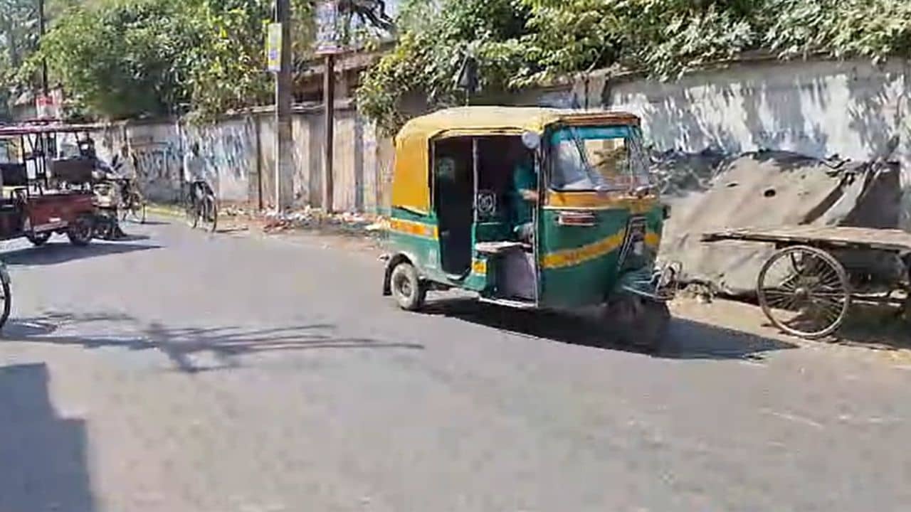 Student Exam: মায়ের সঙ্গেই বাড়ি থেকে বেরিয়েছিল ছাত্রী, পরীক্ষার হলে ঢোকার আগে মাঝরাস্তায় যা ঘটল..., নিমেষে বদলে গেল সব