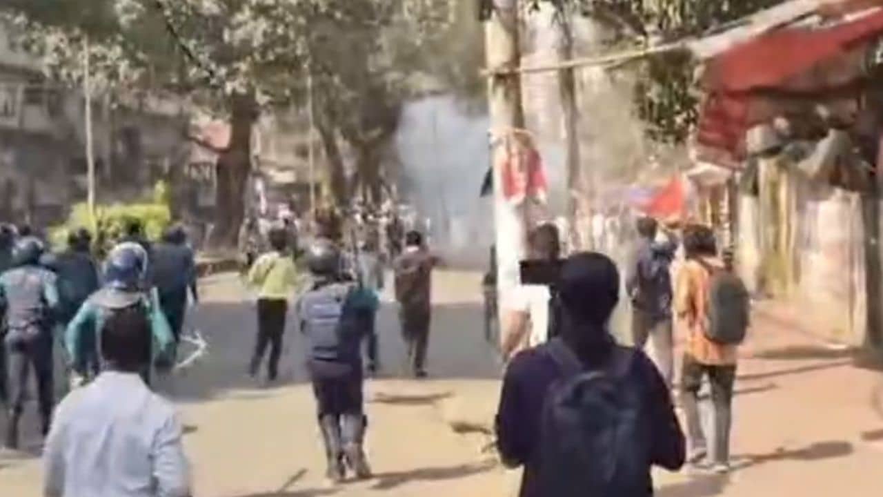 Bangladesh: ছোড়া হল কাঁদানে গ্যাস, ফের অগ্নিগর্ভ পরিস্থিতি বাংলাদেশে