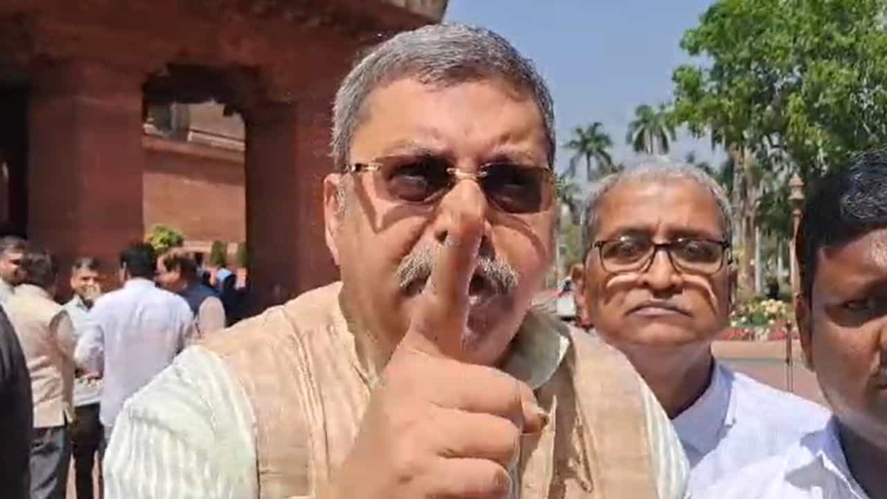 Kalyan Banerjee: শিবরাজের উত্তর শুনেই রেগে আগুন কল্যাণ, 'ক্রিমিনাল কেস' করার পরামর্শ সাংসদের Kalyan Banerjee: শিবরাজের উত্তর শুনেই রেগে আগুন কল্যাণ, 'ক্রিমিনাল কেস' করার পরামর্শ সাংসদের