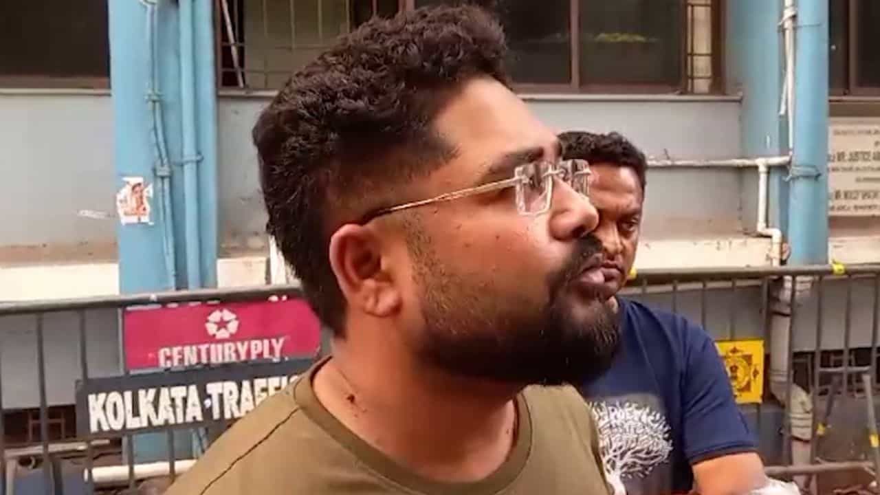 Recruitment Scam: কোর্টরুমের বাইরে ডেকে নিয়ে গেল দু'জন, তারপর... বিচারকের কাছে বিস্ফোরক অভিযোগ কুন্তল ঘোষের Recruitment Scam: কোর্টরুমের বাইরে ডেকে নিয়ে গেল দু'জন, তারপর... বিচারকের কাছে বিস্ফোরক অভিযোগ কুন্তল ঘোষের