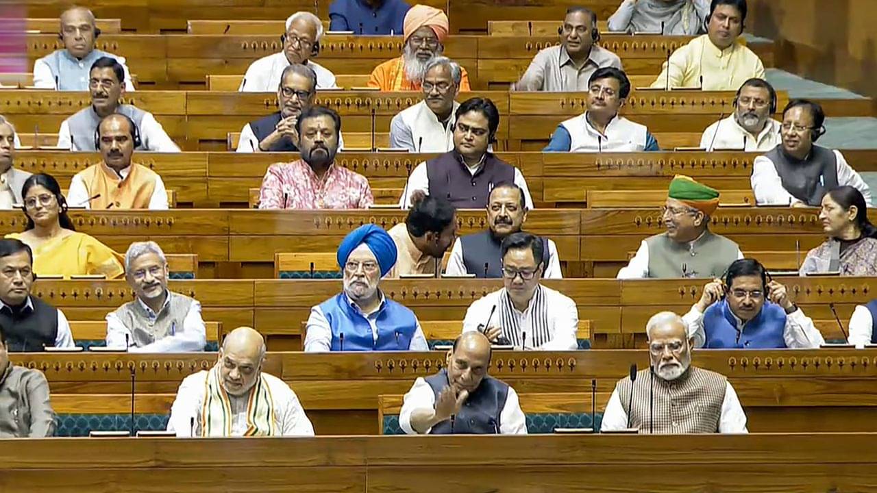 MP Salary Hike: একলাফে ২৪,০০০ টাকা করে বেতন বাড়ল সাংসদদের, বাড়ল পেনশনও