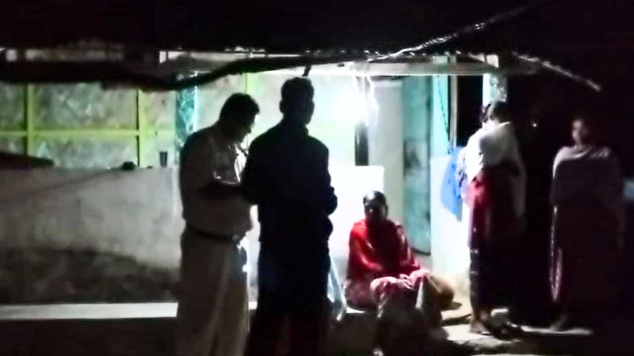 Alipurduar: শনিবার আওয়াজটা পেয়েছিল সবাই, তারপরই সব চুপচাপ! দুর্গন্ধটা এলাকায় ছড়িয়ে পড়তেই... Alipurduar: শনিবার আওয়াজটা পেয়েছিল সবাই, তারপরই সব চুপচাপ! দুর্গন্ধটা এলাকায় ছড়িয়ে পড়তেই...