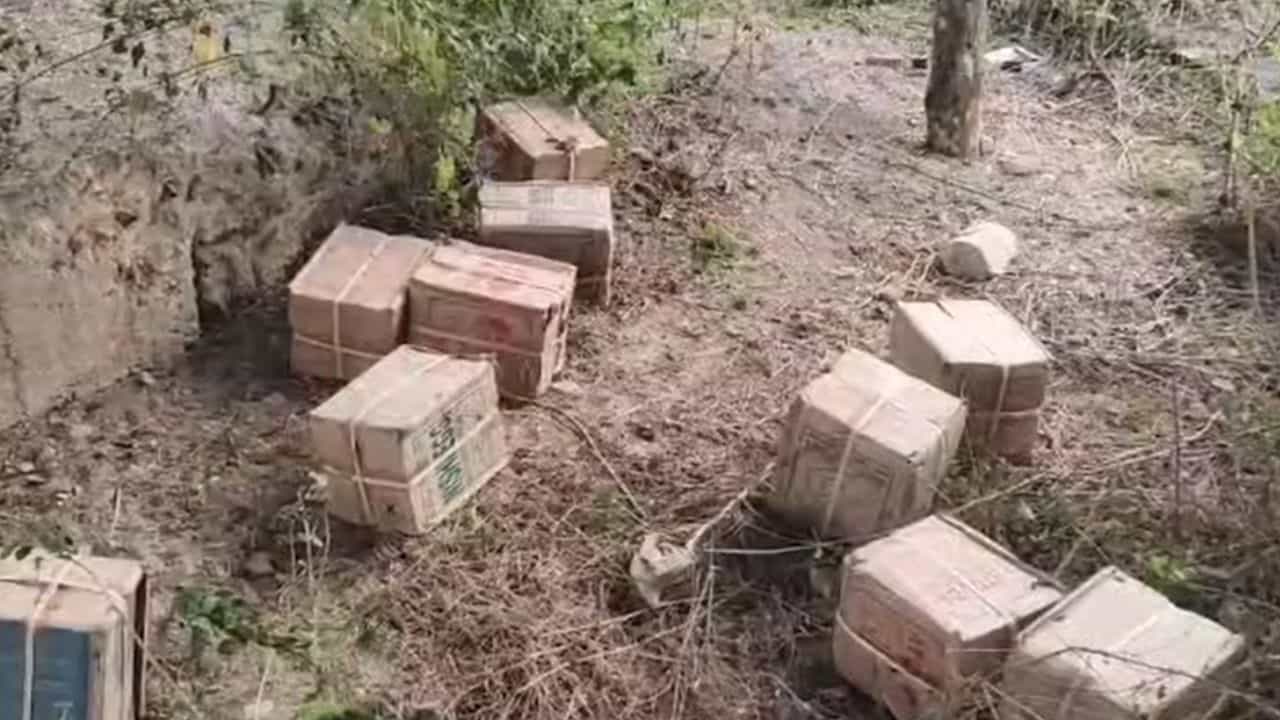 Alipurduar: পরপর পড়ে আছে ডিমের কার্টুন, দেখেই সন্দেহ হয়, বোমা নয়, খুলতেই যা বেরল... Alipurduar: পরপর পড়ে আছে ডিমের কার্টুন, দেখেই সন্দেহ হয়, বোমা নয়, খুলতেই যা বেরল...