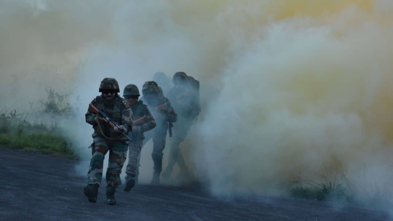 Indian Army: কী ঘটছে অরুণাচলে? আকাশে লাগাতার যুদ্ধবিমানের গর্জন, মুহুর্মুহু চলছে গুলি