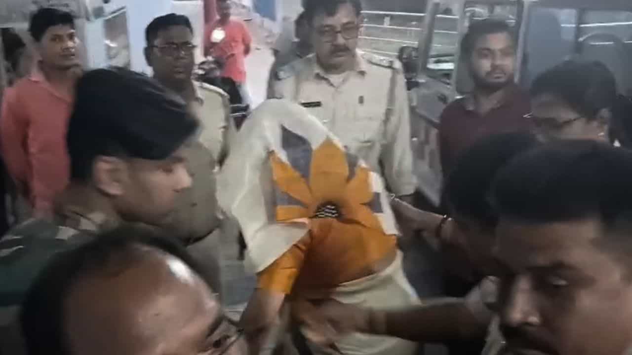Burdwan: খুনের চেষ্টায় দোষী সাব্যস্ত হওয়ার পরই বুকে ব্যথা শুরু তৃণমূল নেত্রীর, জেলে যাওয়ার আগেই হাসপাতালে ভর্তি আরও নেতা Burdwan: খুনের চেষ্টায় দোষী সাব্যস্ত হওয়ার পরই বুকে ব্যথা শুরু তৃণমূল নেত্রীর, জেলে যাওয়ার আগেই হাসপাতালে ভর্তি আরও নেতা