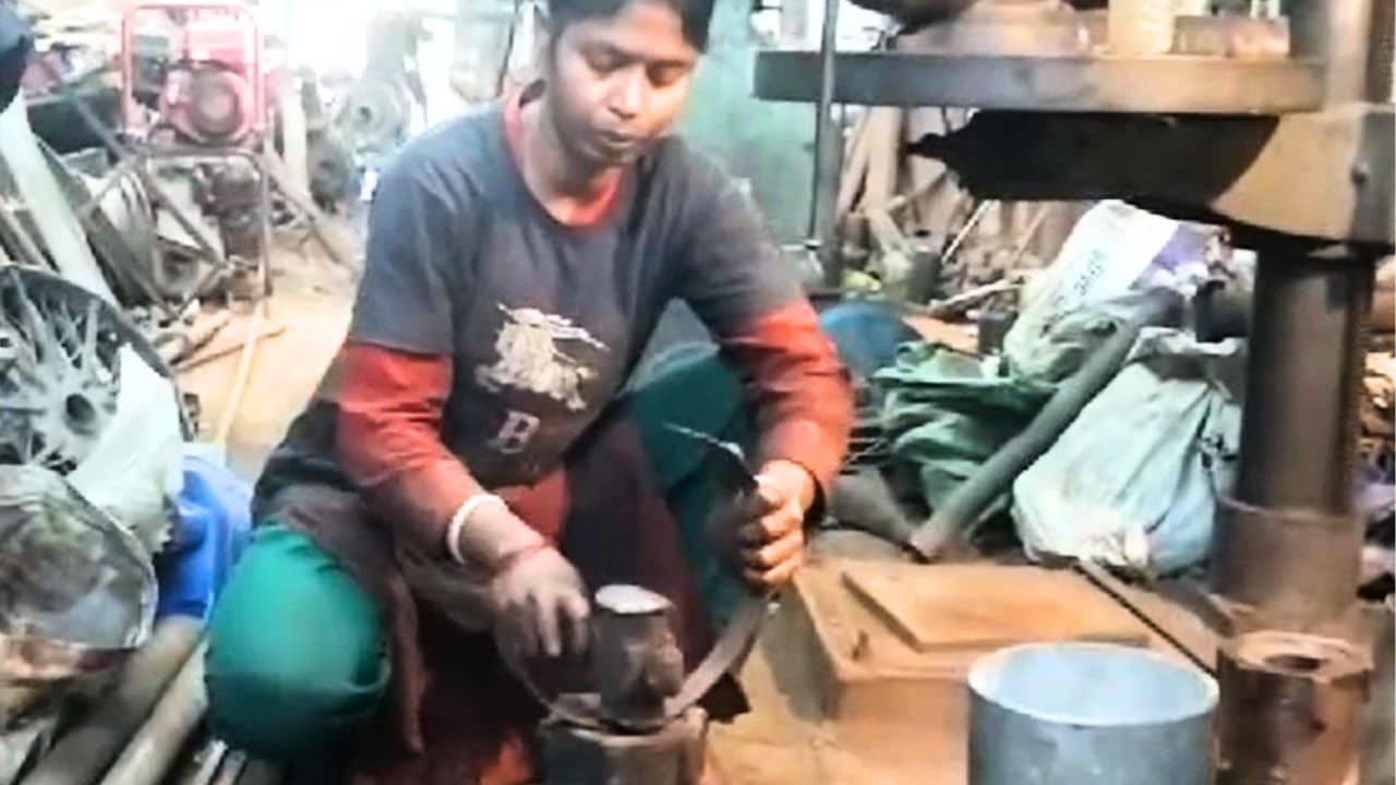 Burdwan: ও তো মেয়ে... পারবে নাকি! শুনতে হয়েছিল সেদিন, আজ লোহা পিটিয়ে সমাজকে দেখিয়ে দিচ্ছে রিয়া