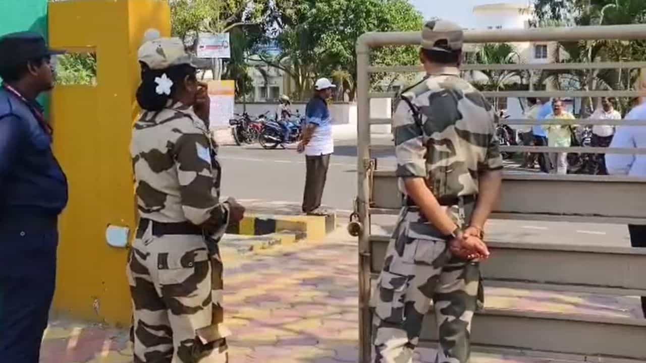Haldia: কেন্দ্রীয় বাহিনী দিয়ে ভোট হল হলদিয়া ডক ইনস্টিটিউটে Haldia: কেন্দ্রীয় বাহিনী দিয়ে ভোট হল হলদিয়া ডক ইনস্টিটিউটে