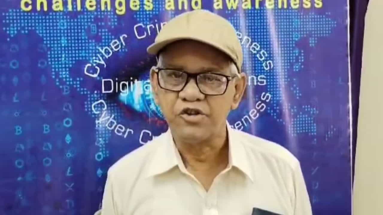 Bongaon: সর্বস্ব খোয়াতে বসেছিলেন বৃদ্ধ, লাখ লাখ টাকার ব্যাপার, বনগাঁ সাইবার ক্রাইম থানা যা করে দেখাল... Bongaon: সর্বস্ব খোয়াতে বসেছিলেন বৃদ্ধ, লাখ লাখ টাকার ব্যাপার, বনগাঁ সাইবার ক্রাইম থানা যা করে দেখাল...