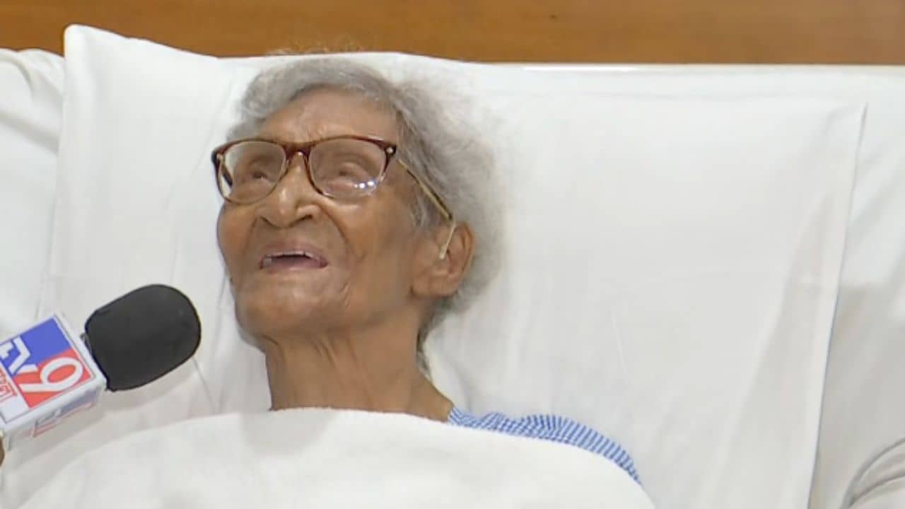 Kolkata: মিরাকল ঘটিয়ে ফেলেছেন ১০৫ বছরের স্মৃতিকণা, হাসপাতালের বেডে শুয়ে মুখে একগাল হাসি, যেন কিছুই হয়নি!