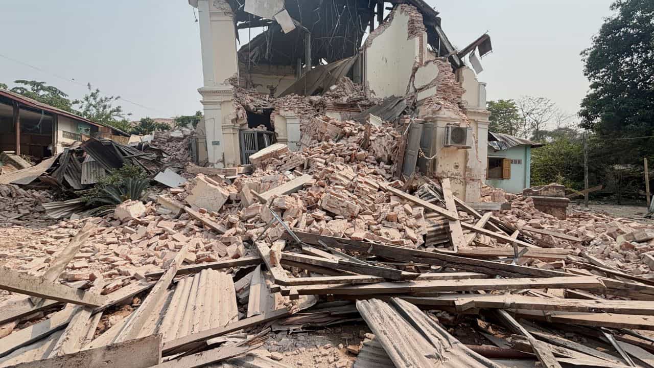 Myanmar Earthquake: মসজিদ থেকে হাসপাতাল, শুধুই লাশ আর লাশ, ৭০০ ছুঁল মৃত্যু, আহতের সংখ্য়া ছাড়াল ১০০০ Myanmar Earthquake: মসজিদ থেকে হাসপাতাল, শুধুই লাশ আর লাশ, ৭০০ ছুঁল মৃত্যু, আহতের সংখ্য়া ছাড়াল ১০০০