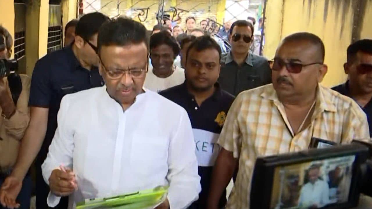মমতার নির্দেশ মেনে পথে ফিরহাদ, সুজিত, উদয়ন, পৌঁছে যাচ্ছেন দরজায় দরজায়