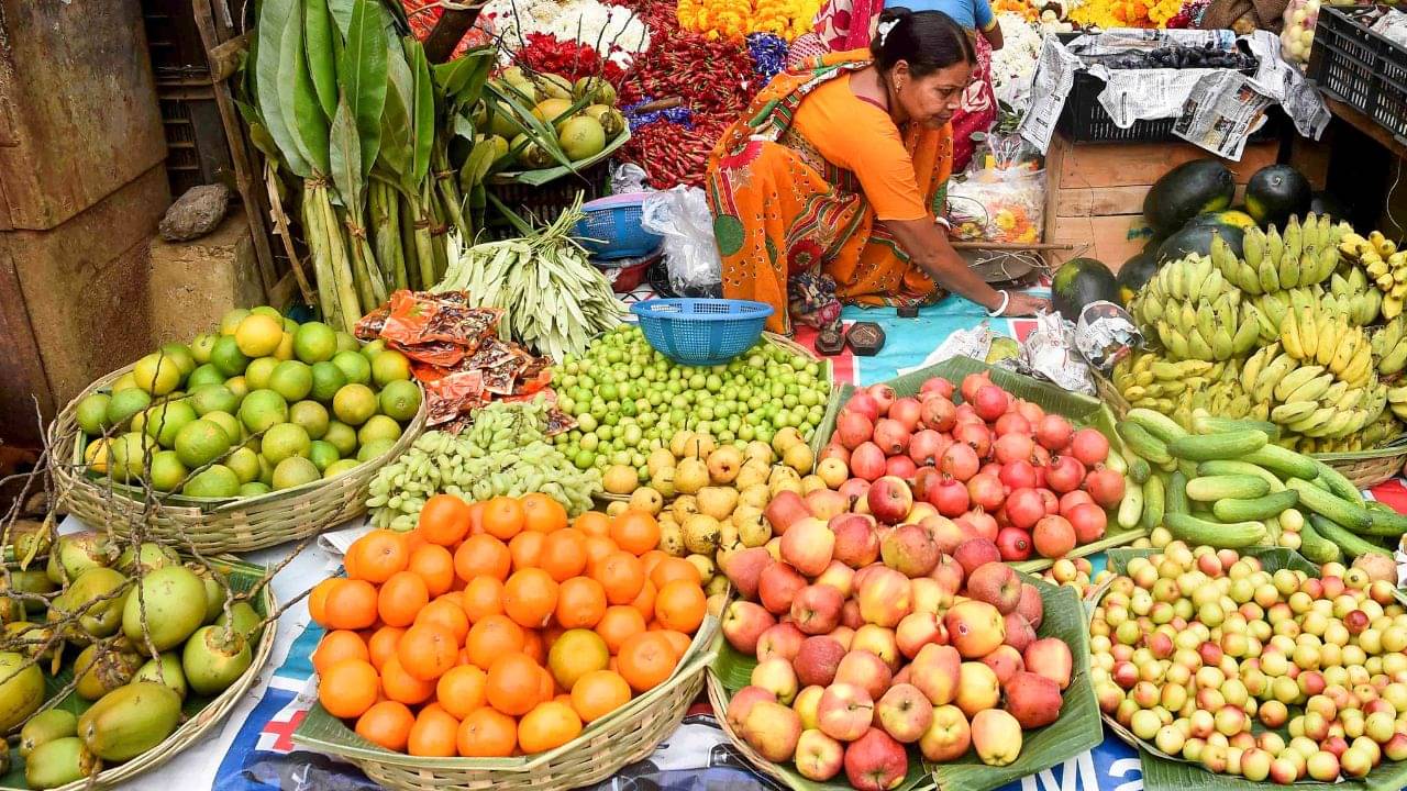 Price Hike: নাশপাতি ৩৫০, বেদানা ২২০, ফলে হাত ঠেকানোই দায়, কলকাতার বাজারে ক্রেতারা কী বলছেন