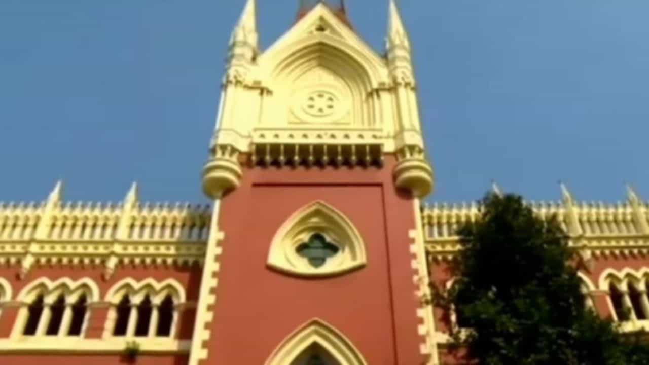 Calcutta High Court: বেতন দেওয়া হল 'হায়ার স্কেলে', আর পেনশনেই বিভ্রাট! শিক্ষককে অবিলম্বে সব টাকা মিটিয়ে দেওয়ার নির্দেশ হাইকোর্টের Calcutta High Court: বেতন দেওয়া হল 'হায়ার স্কেলে', আর পেনশনেই বিভ্রাট! শিক্ষককে অবিলম্বে সব টাকা মিটিয়ে দেওয়ার নির্দেশ হাইকোর্টের