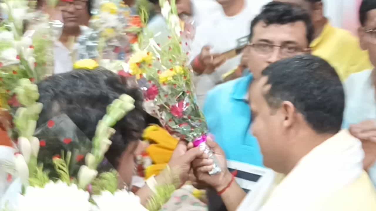 BJP: যাকে 'দুর্নীতিবাজ' বলে ঘেরাও করতে গিয়েছিলেন, তাঁকেই ফুল দিলেন বিজেপি নেতা