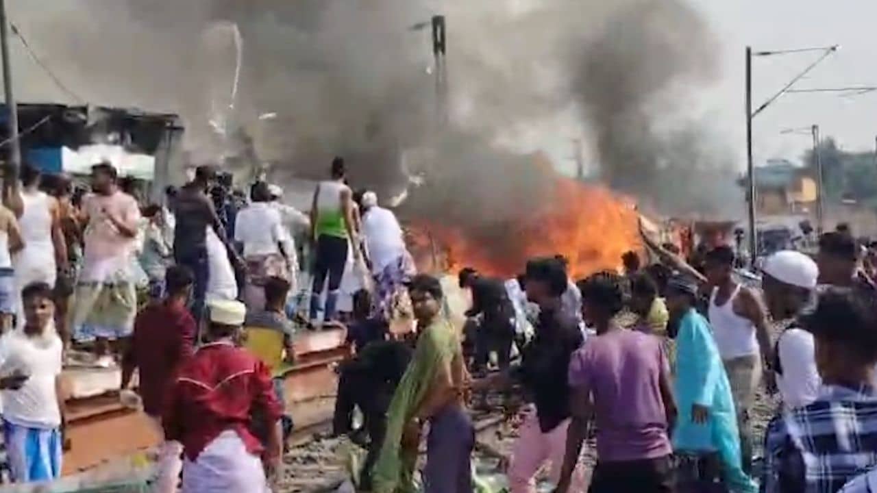 Magrahat Fire: দাউদাউ করে আগুন জ্বলছে মগরাহাট স্টেশনে, শিয়ালদহ দক্ষিণ শাখায় ব্যাহত ট্রেন চলাচল