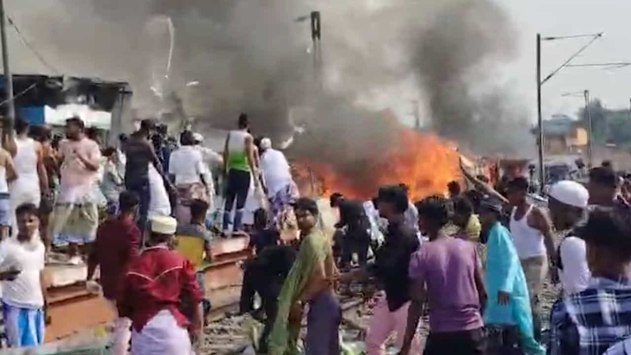 Magrahat Fire: দাউদাউ করে আগুন জ্বলছে মগরাহাট স্টেশনে, শিয়ালদহ দক্ষিণ শাখায় ব্যাহত ট্রেন চলাচল Magrahat Fire: দাউদাউ করে আগুন জ্বলছে মগরাহাট স্টেশনে, শিয়ালদহ দক্ষিণ শাখায় ব্যাহত ট্রেন চলাচল