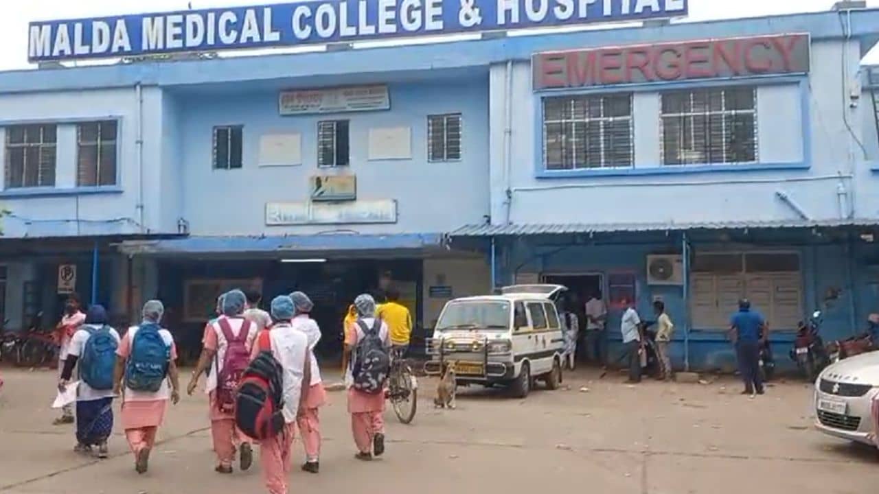Malda Hospital: দিনে-দুপুরে রোগী চুরি যাচ্ছে সরকারি হাসপাতাল থেকে! সামনে এল বড়সড় অভিযোগ