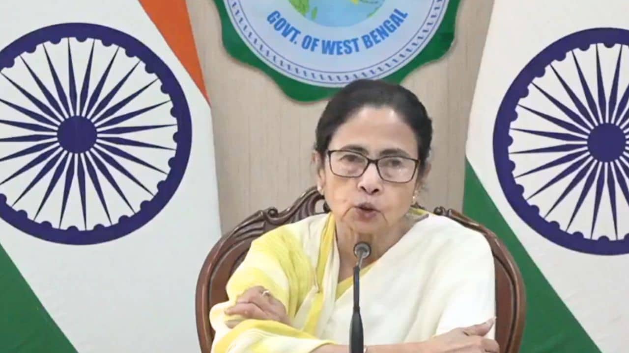 Mamata Banerjee: ইদ, বাসন্তী পুজোর জন্য বিদেশ সফর কাটছাঁট, দ্রুত ফিরে আসছেন মমতা