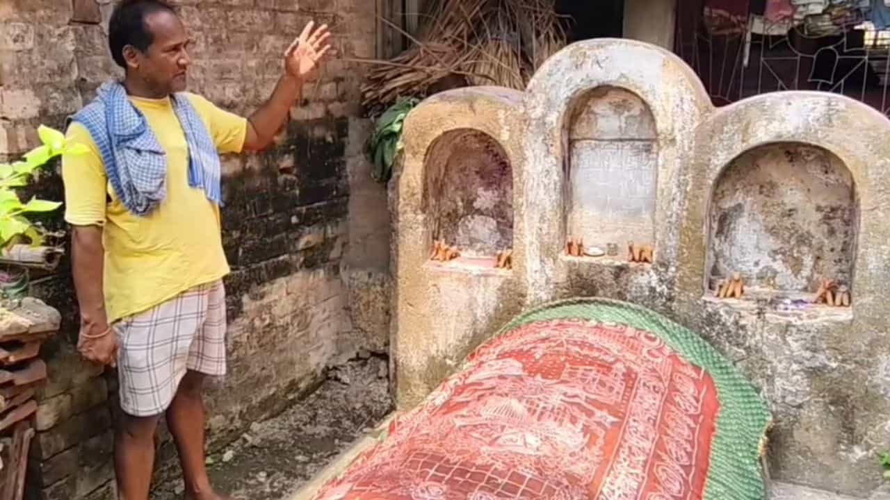Hooghly: 'নিশুতি রাতে সাদা ধুতি পরে আসেন পীরবাবা', আজও স্বপ্ন দেখেন চুঁচুড়ার ঘোষবাবু, হিন্দুবাড়িতেই চাদর চড়ে মাজারে Hooghly: 'নিশুতি রাতে সাদা ধুতি পরে আসেন পীরবাবা', আজও স্বপ্ন দেখেন চুঁচুড়ার ঘোষবাবু, হিন্দুবাড়িতেই চাদর চড়ে মাজারে