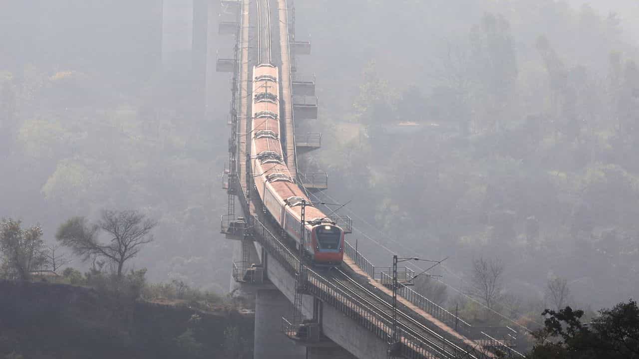 Railway: ট্রেনে সোজা কার্গিল! ১ লক্ষ ৩১ হাজার কোটি টাকার প্রজেক্টে নতুন উচ্চতায় ভারতীয় রেল Railway: ট্রেনে সোজা কার্গিল! ১ লক্ষ ৩১ হাজার কোটি টাকার প্রজেক্টে নতুন উচ্চতায় ভারতীয় রেল